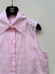 Minimalist French-style sleeveless shirt