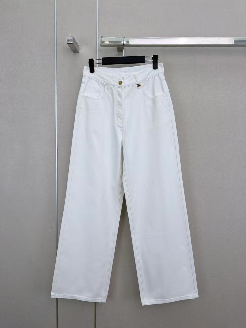 High-waisted wide-leg jeans