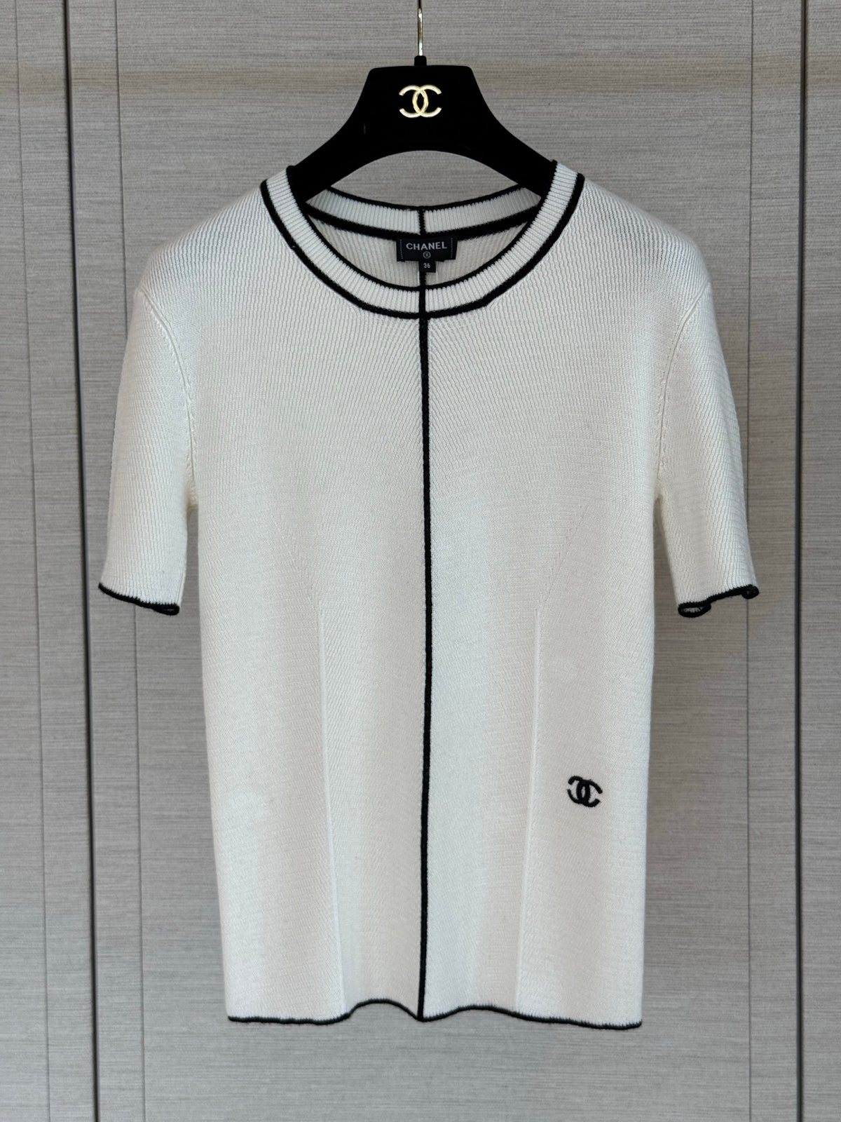 Short-sleeved knit top