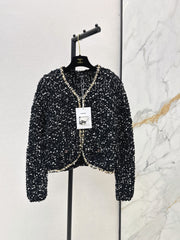 Heavyweight V-neck cardigan featuring contrasting color trim