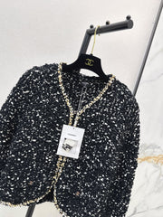 Heavyweight V-neck cardigan featuring contrasting color trim