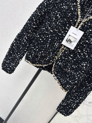Heavyweight V-neck cardigan featuring contrasting color trim