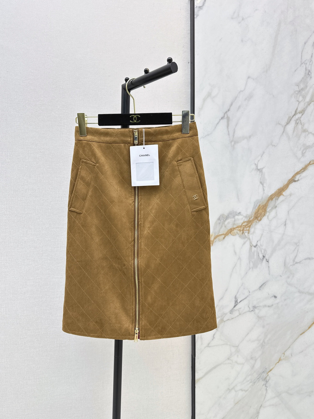 High-waisted skirt with a zipper