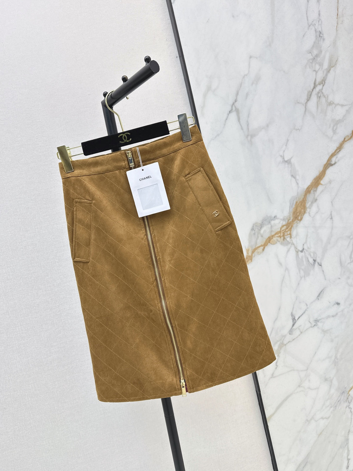 High-waisted skirt with a zipper