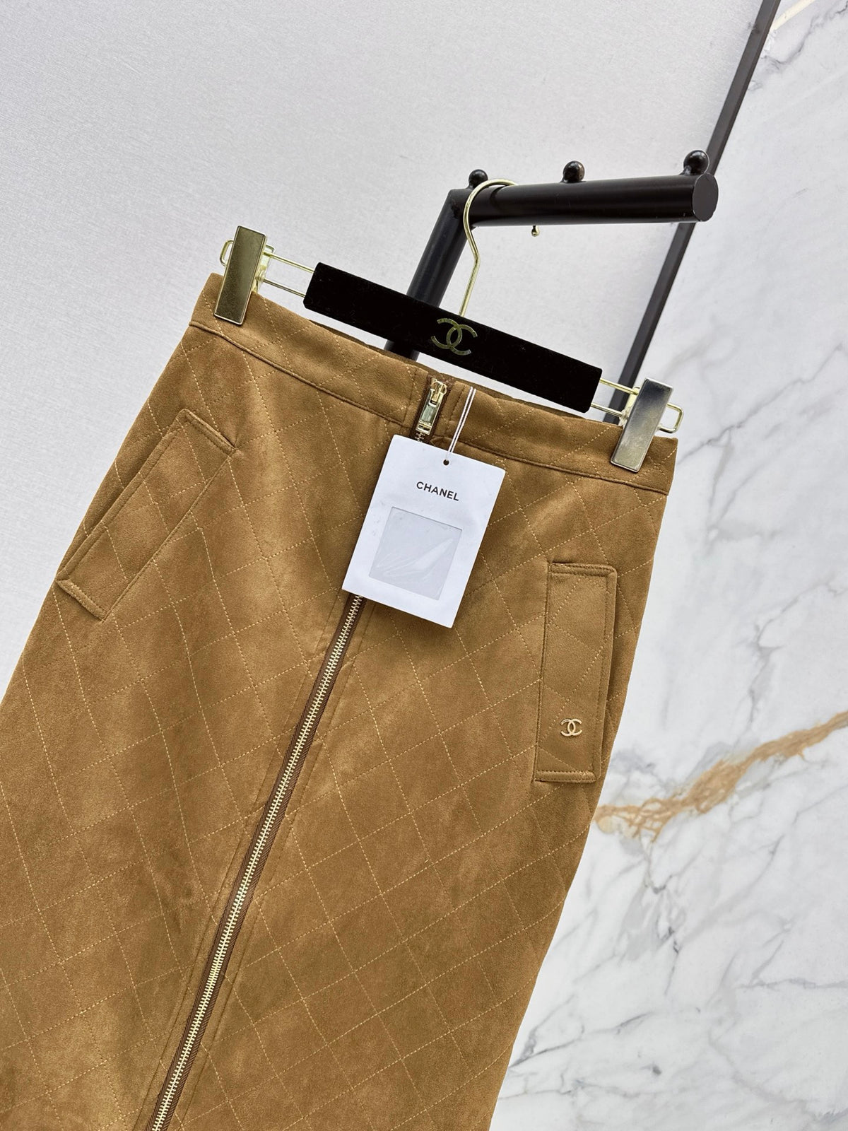 High-waisted skirt with a zipper