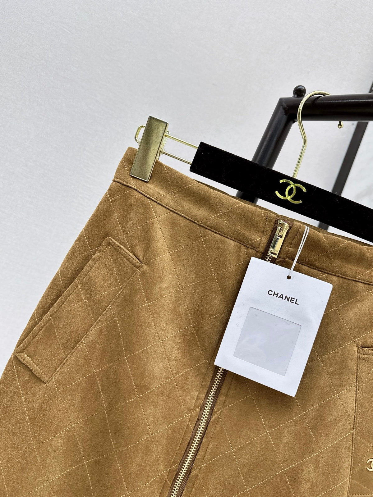 High-waisted skirt with a zipper