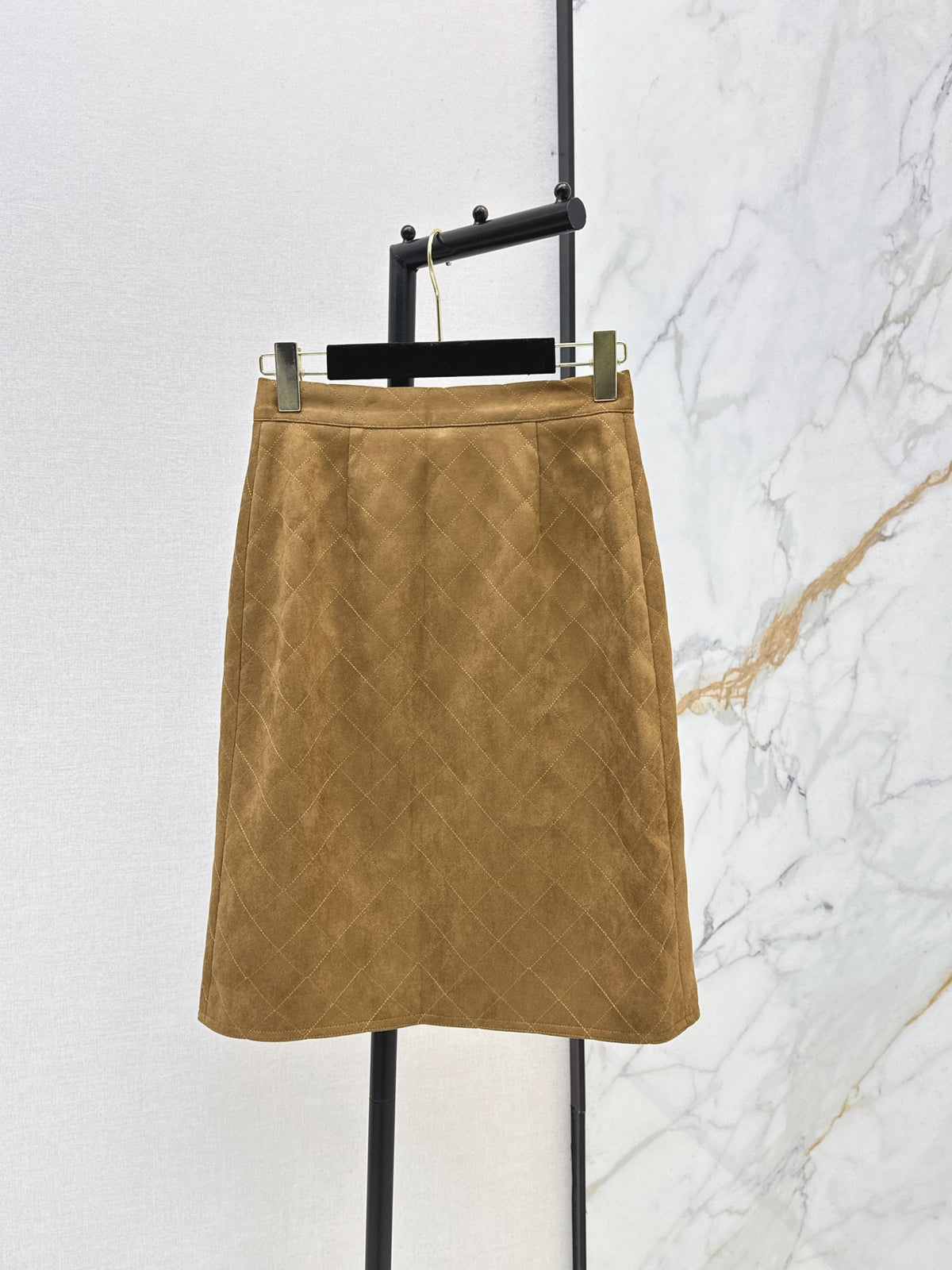 High-waisted skirt with a zipper