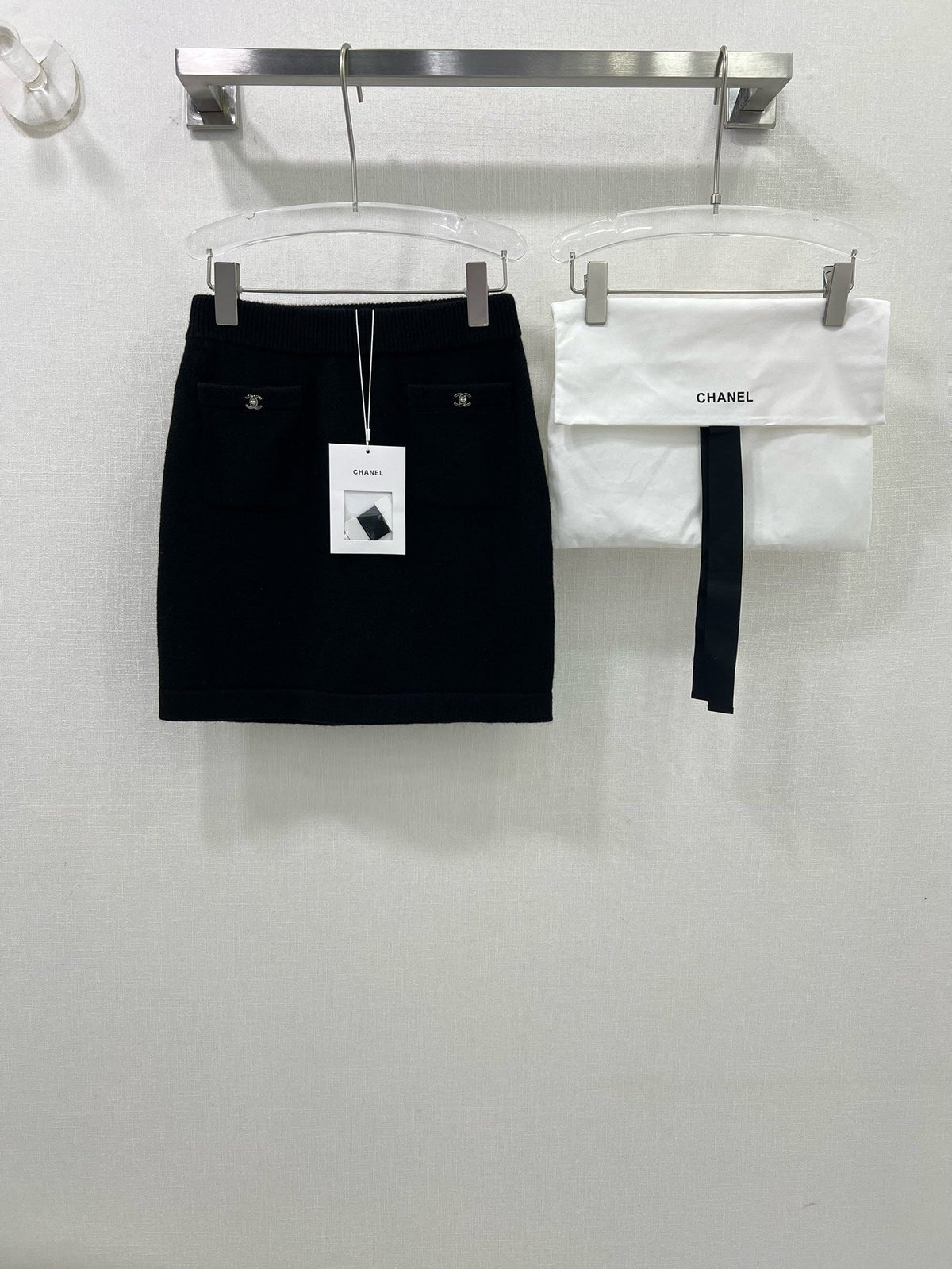 Button-fastening wool skirt