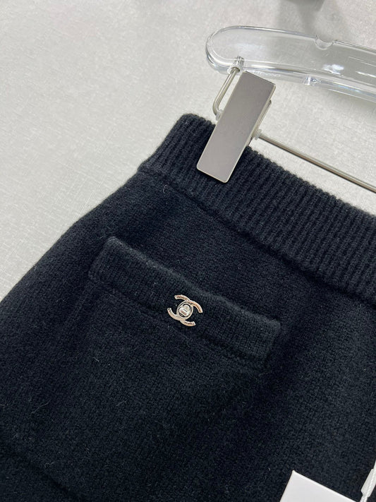 Button-fastening wool skirt