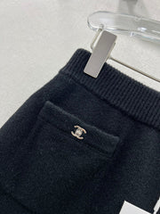 Button-fastening wool skirt