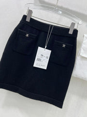 Button-fastening wool skirt