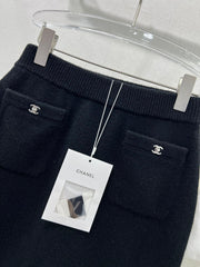Button-fastening wool skirt