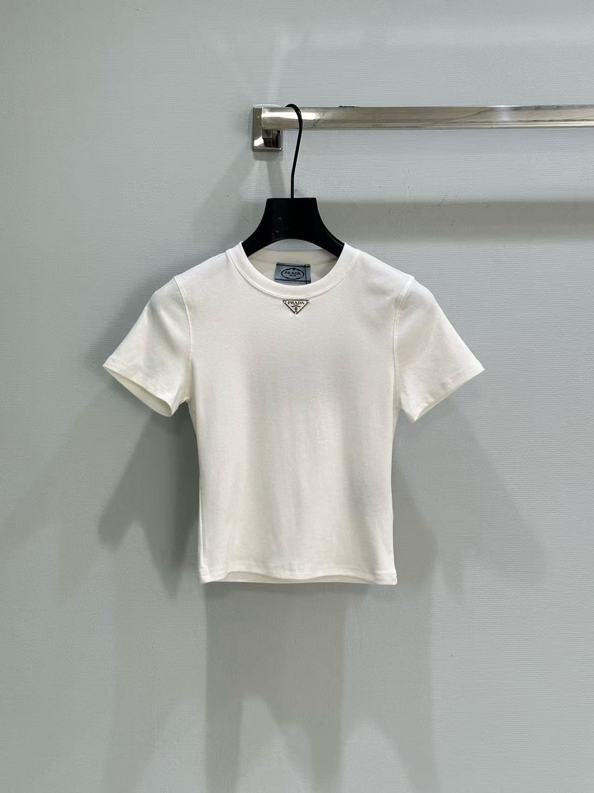 Lightweight and slimming round neck short-sleeved knitwear