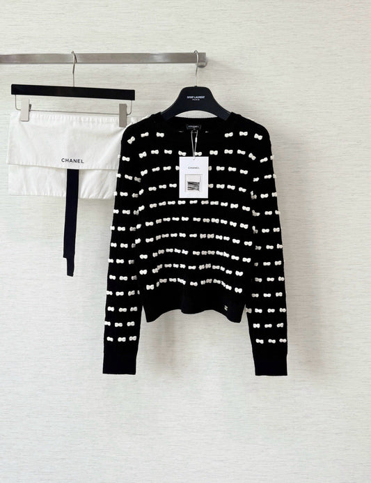 Knot-patterned long-sleeved knit sweater
