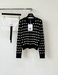 Knot-patterned long-sleeved knit sweater