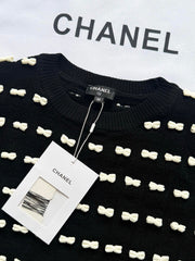 Knot-patterned long-sleeved knit sweater