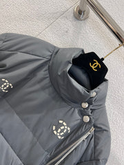 Hollowed-out, seam-sealed short down jacket