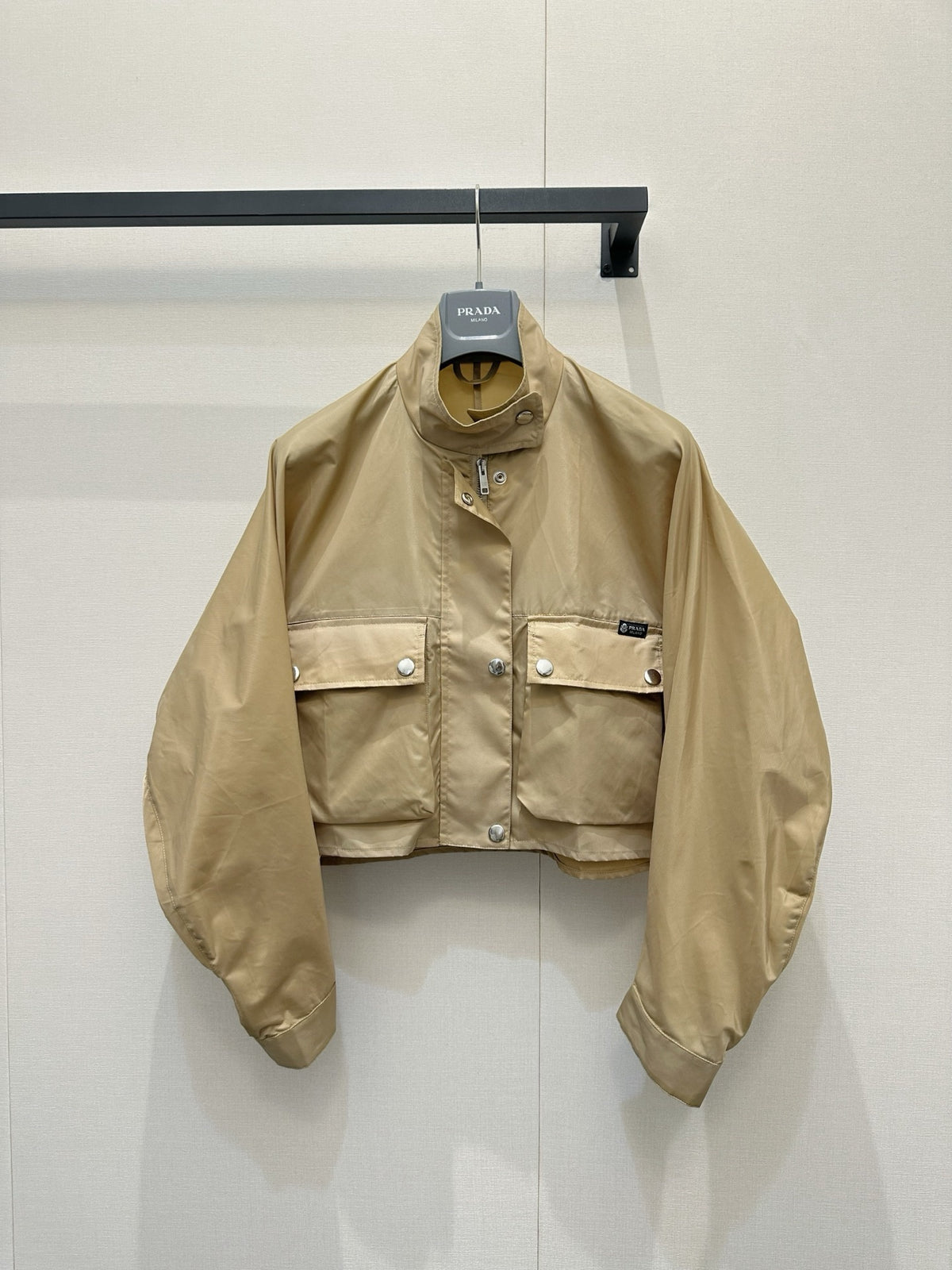 Stand-up collar zip-up jacket.