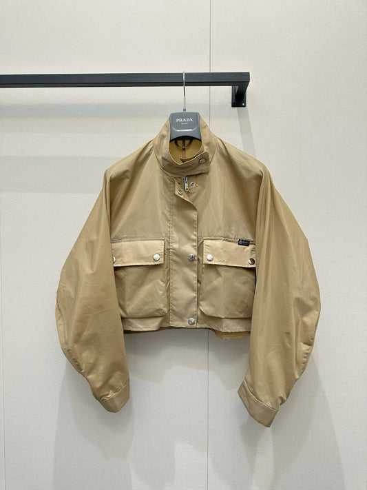 Stand-up collar zip-up jacket.