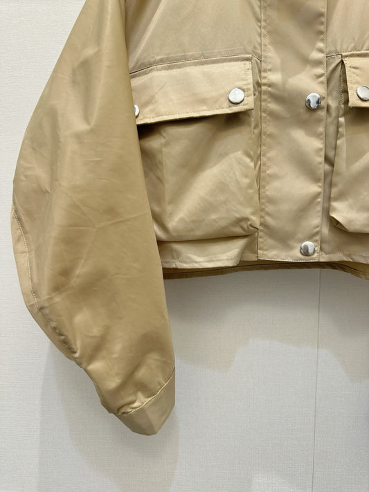 Stand-up collar zip-up jacket.