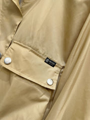 Stand-up collar zip-up jacket.