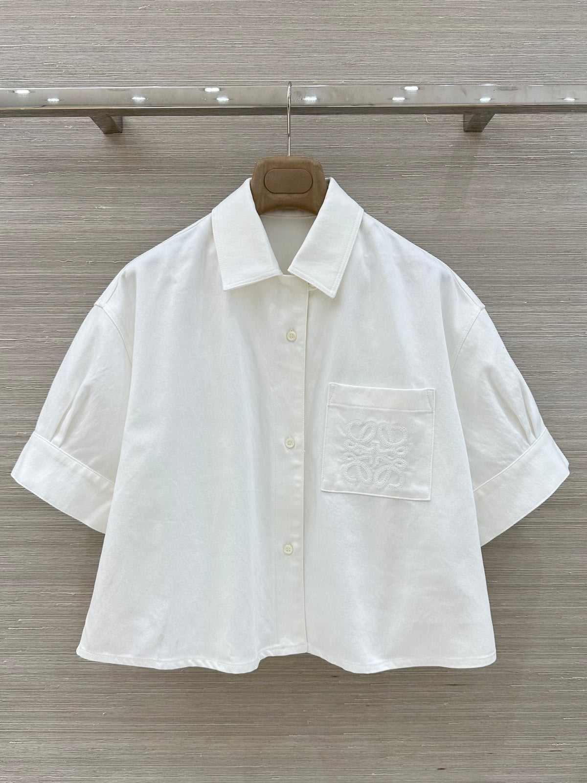 Short-sleeved white shirt