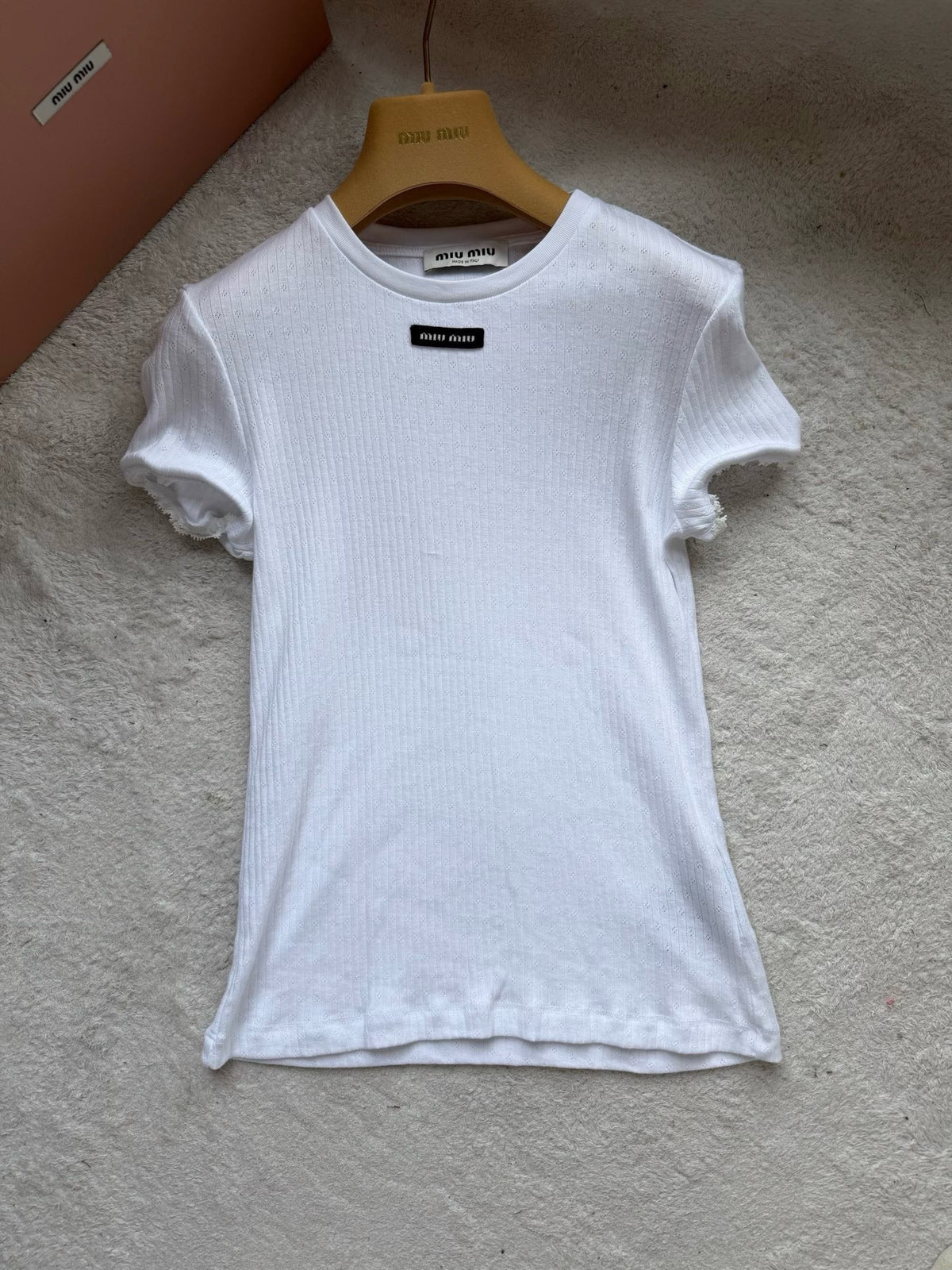 Short sleeves with lace cuffs