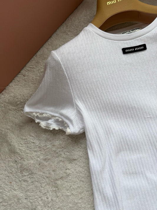 Short sleeves with lace cuffs