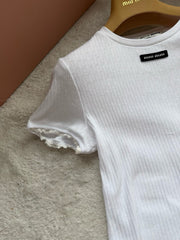 Short sleeves with lace cuffs