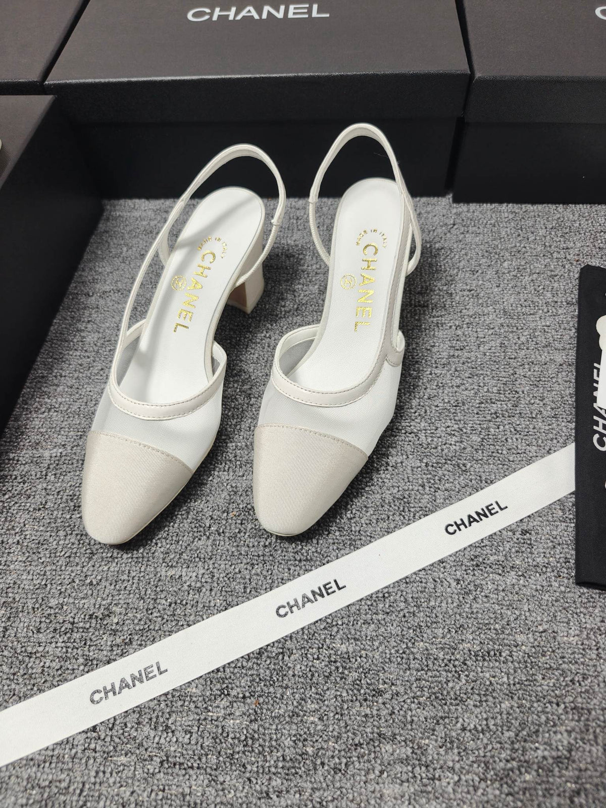 Versatile Color-Block Block-Heel Shoes